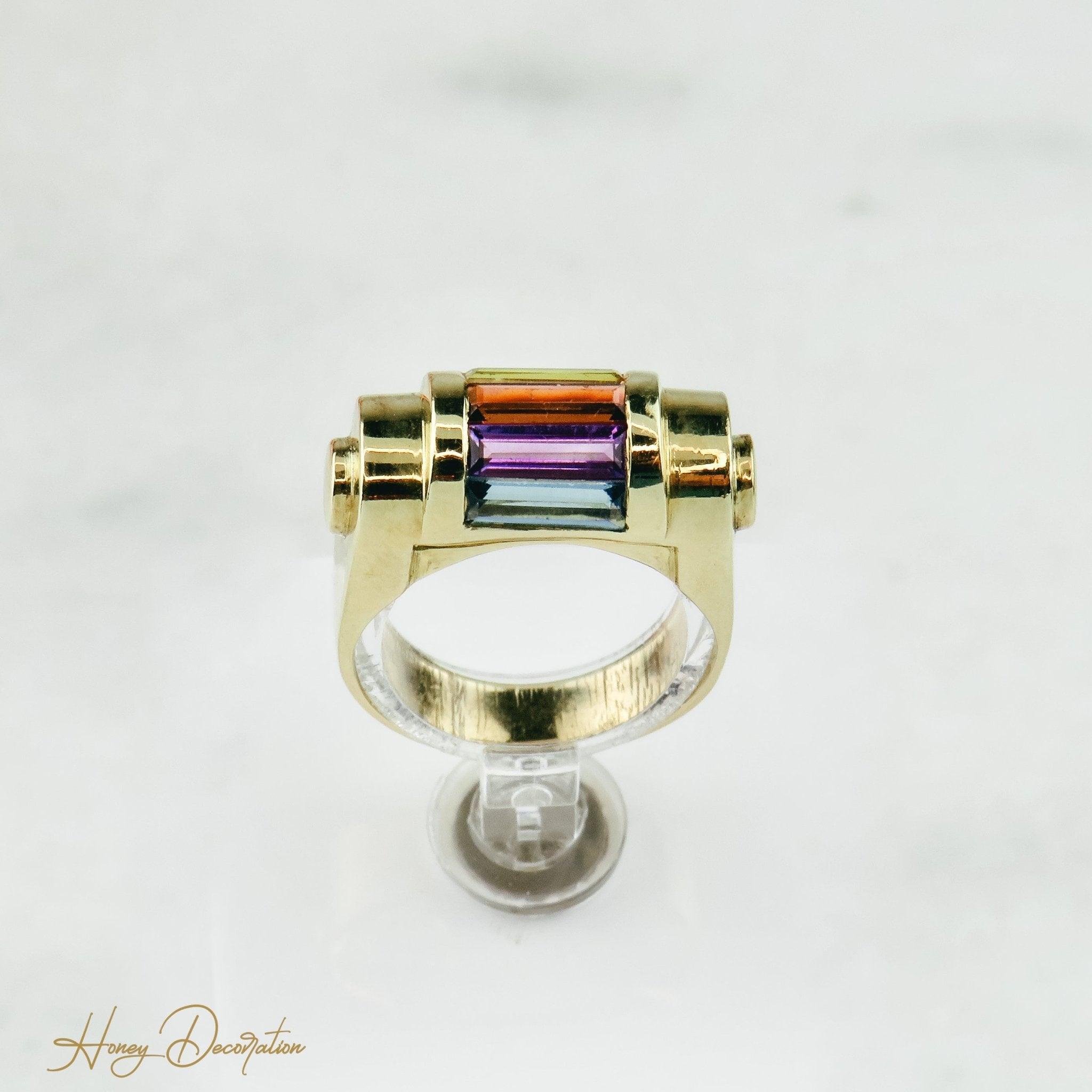 Extravaganter Goldring mit Edelsteinen im Regenbogenlook - Honey Decoration