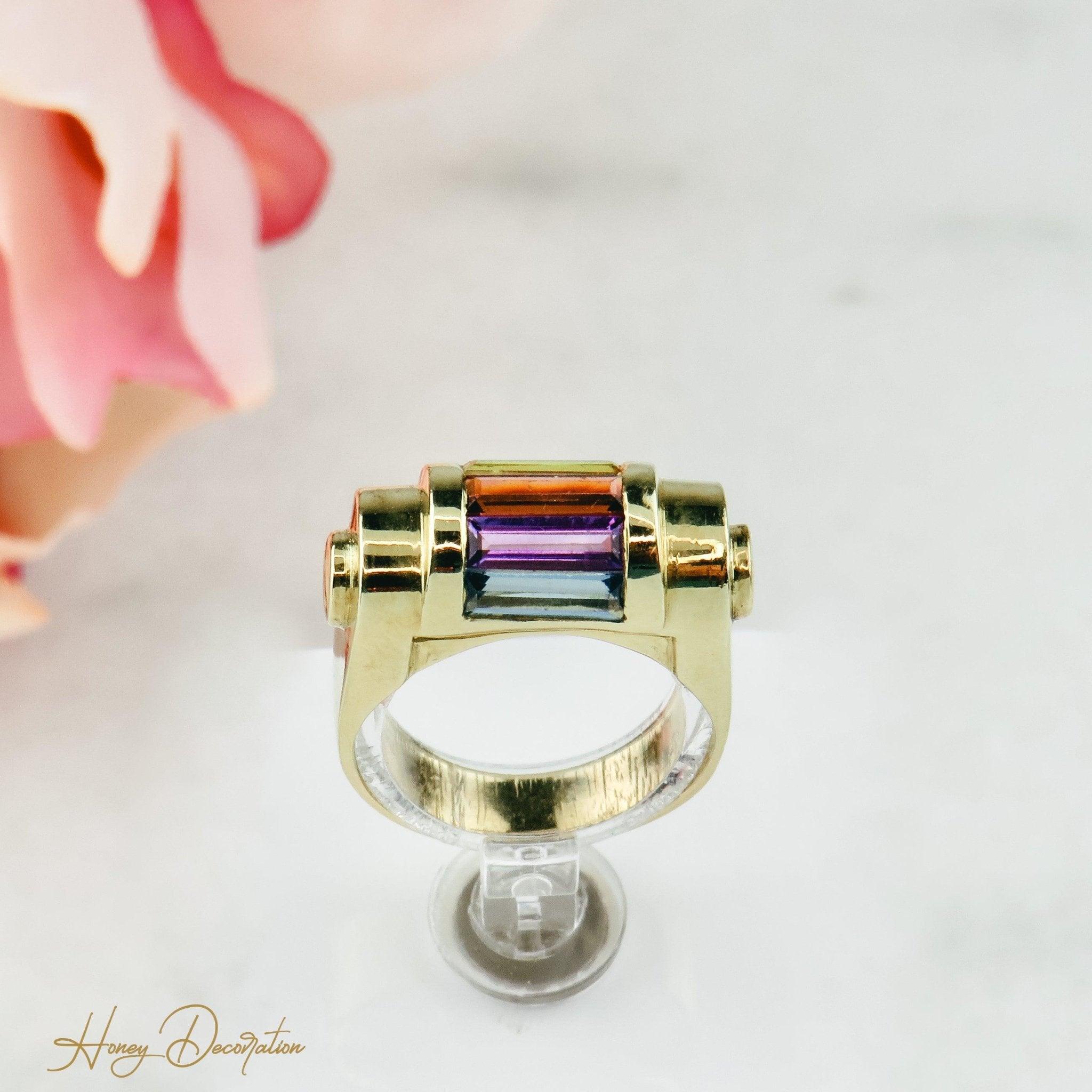 Extravaganter Goldring mit Edelsteinen im Regenbogenlook - Honey Decoration