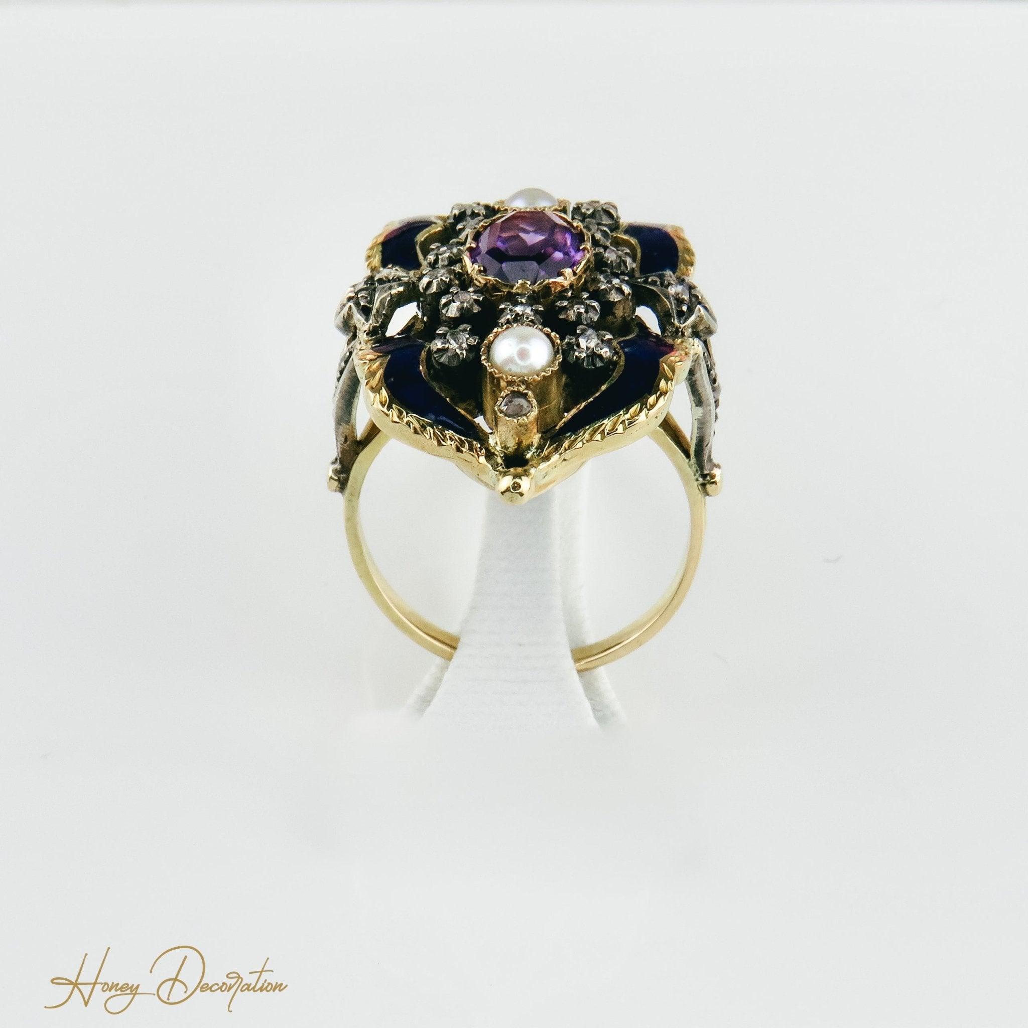 Traumhafter emaillierter Jugendstilring mit Diamantrosen. - Honey Decoration