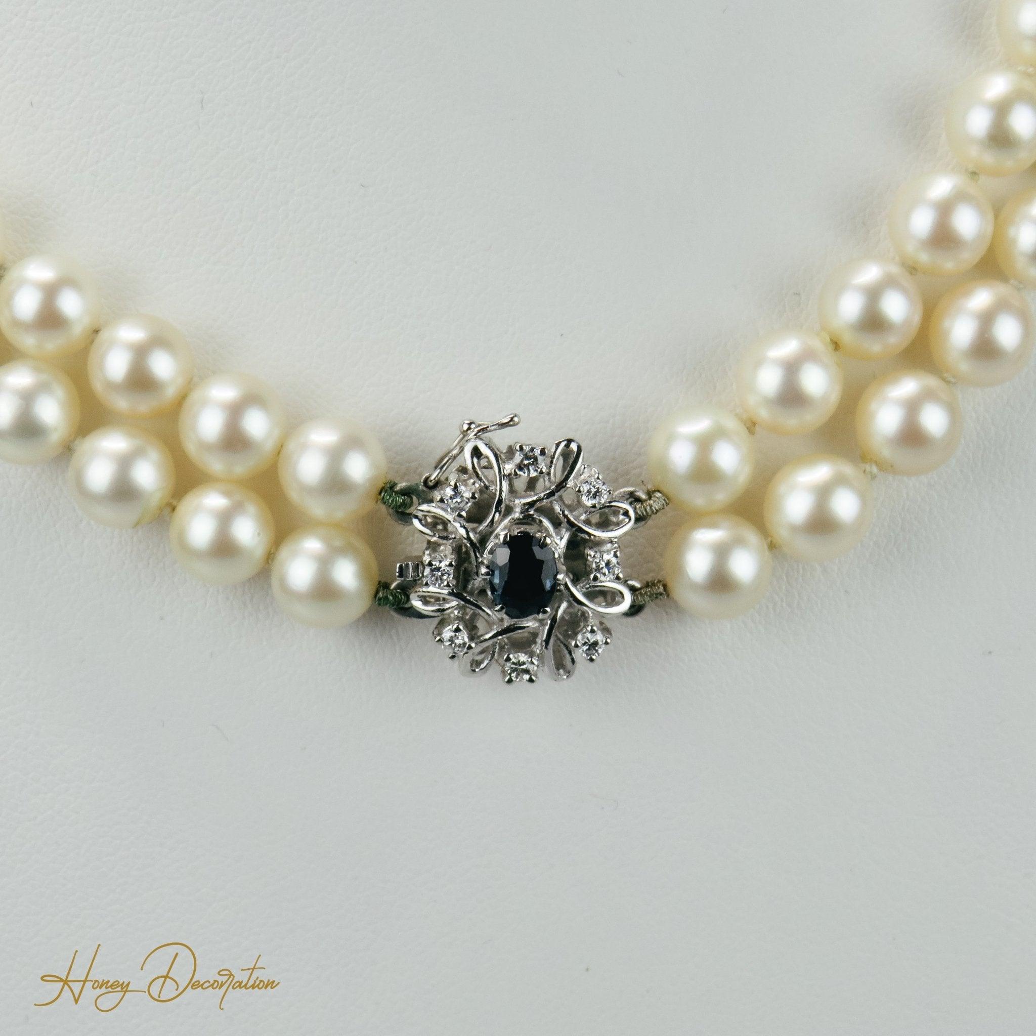 Zweireihige Perlenkette mit Goldschließe, Diamanten & Saphir - Honey Decoration